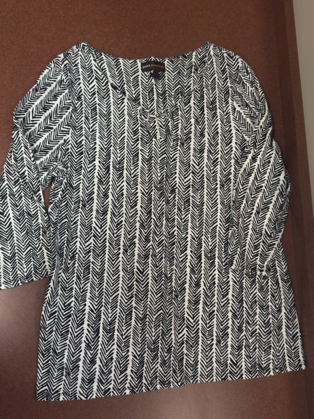 Dana Buchman Black & White Chevron-Print Long Sleeve Tunic Top